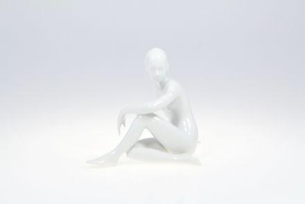 Figurka porcelanowa - ZAMYŚLONA 0001 - zdjęcie główne