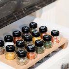 Stojak z przyprawami / 15 szt. - NATURALNY z czarną nakrętką (3068301117) - zdjęcie